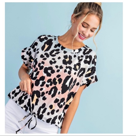 - 🛍NEW! So Chic Animal Print Top! - Picture 2 of 8